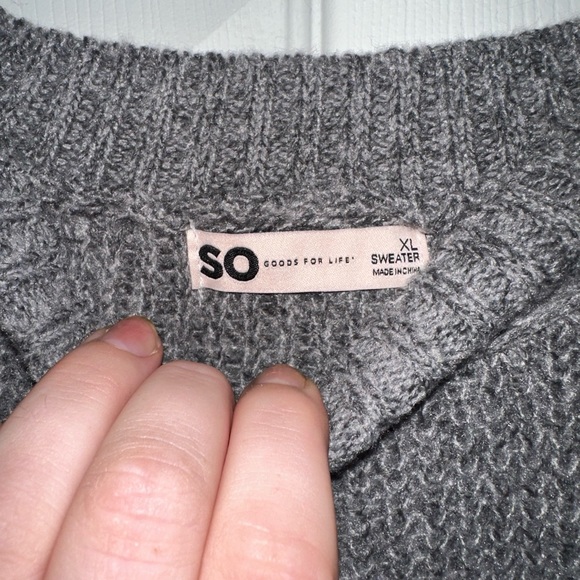 Women’s Sweater - Picture 3 of 4